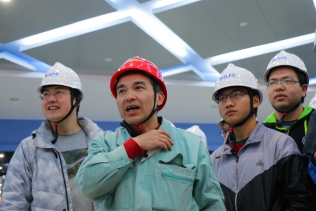 工程师在中控室讲解2 工程师在中控室讲解2